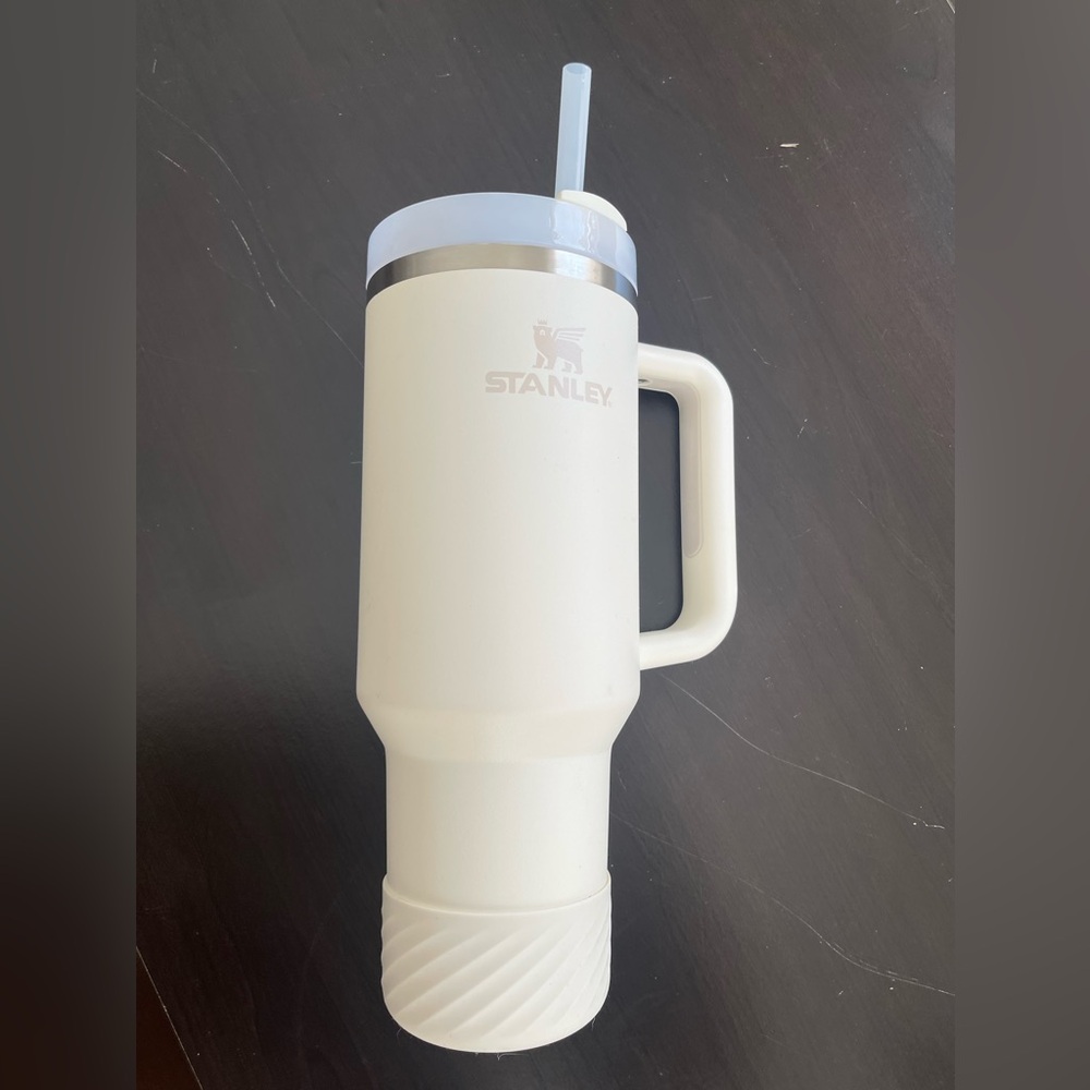 THE QUENCHER H2.0 FLOWSTATE™ TUMBLER | 40 OZ Cream Color with silicone boot